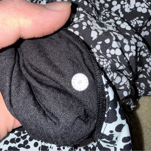 Lululemon Pace Rival skirt in the Chirakasu Alpine White/Chirasu Black - Picture 2 of 9